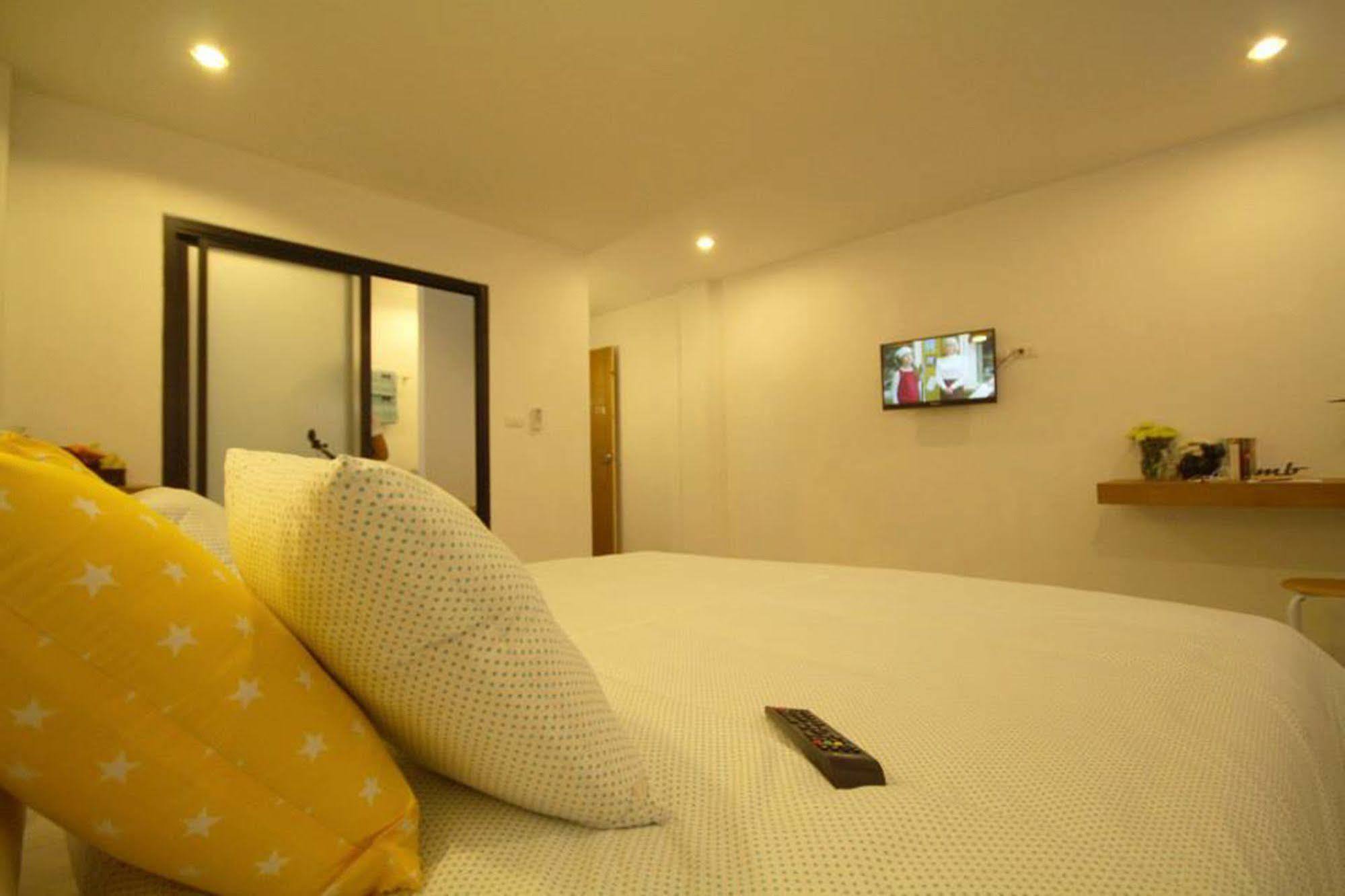Mbed Phuket Hostel Buitenkant foto